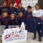 Entregan uniformes de fútbol sala a equipos de distintos puntos de Nicaragua Entrega de uniformes y trofeos para potenciar el deporte juvenil en Nicaragua