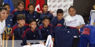 Entrega de uniformes y trofeos para potenciar el deporte juvenil en Nicaragua