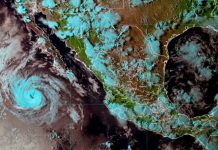 Huracán ‘Howard’ se aleja de las costas de México dejando fuertes lluvias Huracán ‘Howard’ se aleja de las costas de México dejando fuertes lluvias