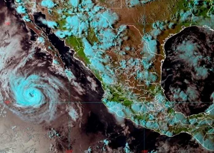 Huracán ‘Howard’ se aleja de las costas de México dejando fuertes lluvias