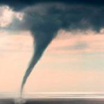 Sorprendente tromba marina causa pánico entre los turistas en México