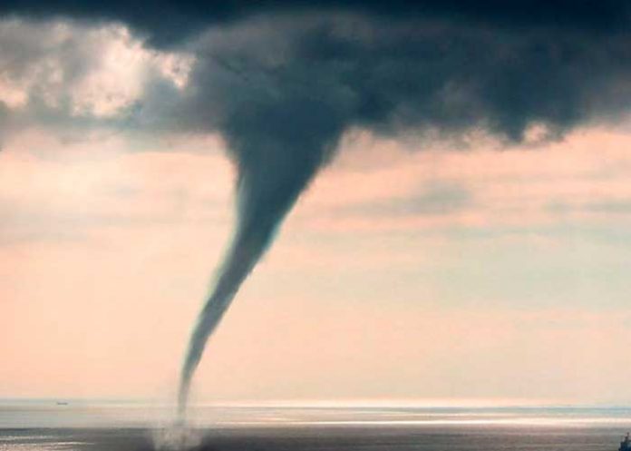 Sorprendente tromba marina causa pánico entre los turistas en México