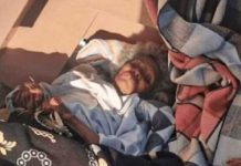 ¡Desgarrador! Abandona a viejita entre cajas de cartón y basura en México