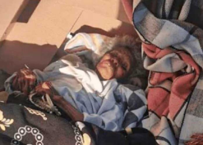 ¡Desgarrador! Abandona a viejita entre cajas de cartón y basura en México