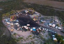 Desesperación viven familias de mineros atrapados hace 5 días en México Familias de mineros en México no pierden esperanzas