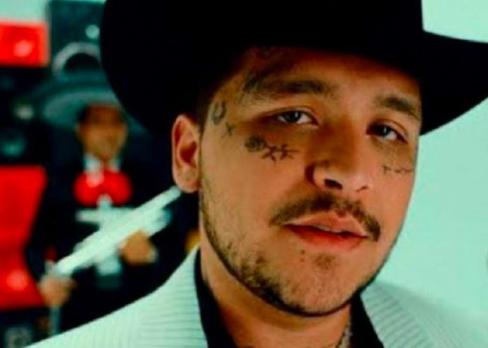 Nodal subió en historias una grabación y se ve acostado