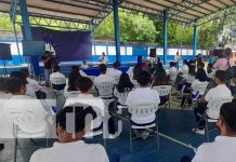 Estudiantes de Managua conocen más de nutrición deportiva Charlas sobre nutrición deportiva en un colegio de Managua