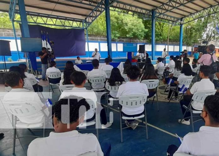 Charlas sobre nutrición deportiva en un colegio de Managua