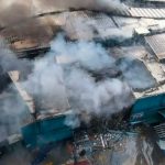 Voraz incendio consume un centro comercial en Uruguay