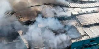Voraz incendio consume un centro comercial en Uruguay