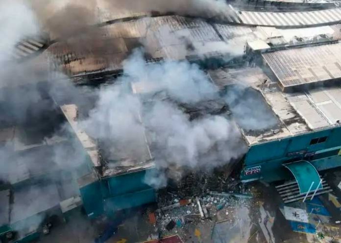 Voraz incendio consume un centro comercial en Uruguay