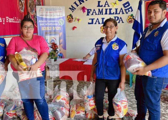 Entrega de paquetes alimenticios para mujeres partos múltiples en Jalapa