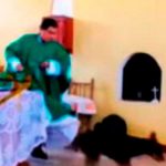 ¡Indignante! Sacerdote patea a perrito en plena misa en Perú (Video) ¡Indignante! Sacerdote patea a perrito en plena misa en Perú (Video)