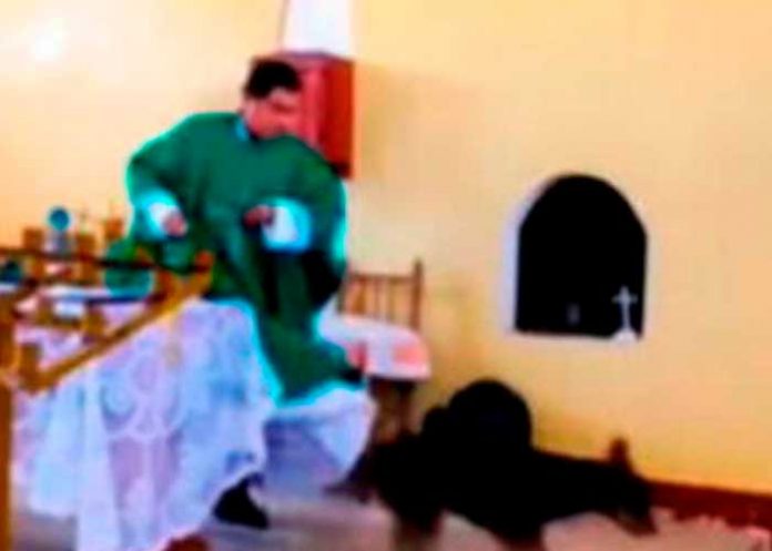¡Indignante! Sacerdote patea a perrito en plena misa en Perú (Video)