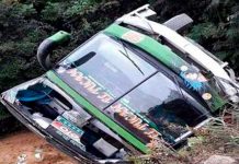 Al menos 16 fallecidos deja caída de camioneta en un abismo en Perú Al menos 16 fallecidos deja caída de camioneta en un abismo en Perú