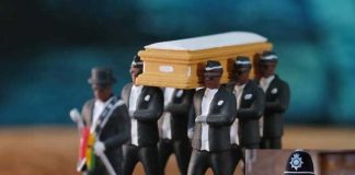 Policía se hace viral en Inglaterra por fingir la muerte de su novia falsa