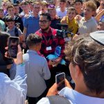 «Lechudo» Viajaba horas para dar clases y alumnos le obsequiaron un carro Los alumnos pagaron un año de seguro para el carro