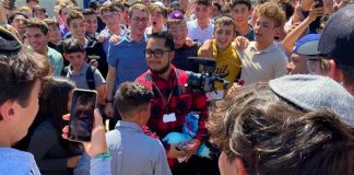 Los alumnos pagaron un año de seguro para el carro