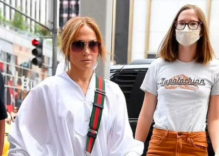 que Violet Affleck captadas por paparazzis junto a Jennifer