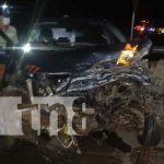 Carro desbaratado tras accidente cerca del estadio en Río Blanco Accidente de tránsito en Río Blanco