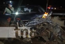 Carro desbaratado tras accidente cerca del estadio en Río Blanco Accidente de tránsito en Río Blanco
