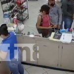 ¡Sinvergüenzas! Se hacen «los locos» para robar en tienda de Managua (VIDEO) Robo de celular en una tienda de Managua