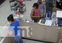 ¡Sinvergüenzas! Se hacen «los locos» para robar en tienda de Managua (VIDEO) Robo de celular en una tienda de Managua