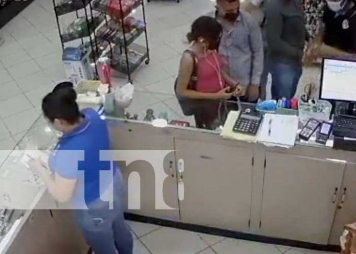 Robo de celular en una tienda de Managua