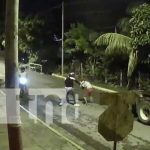 ¡Plan ninjas! Ladrones en moto «pelan» a joven en Managua (VIDEO) Robo en plena noche en una calle de Managua