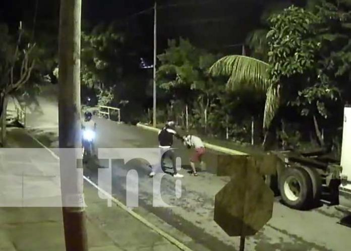 Robo en plena noche en una calle de Managua