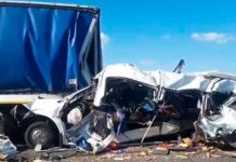 Choque mortal entre minibús y dos camiones dejó 16 muertos en Rusia Choque mortal entre minibús y dos camiones jena 16 muertos en Rusia
