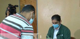Trabajadores del Estado de Nicaragua reciben el pago adelantado
