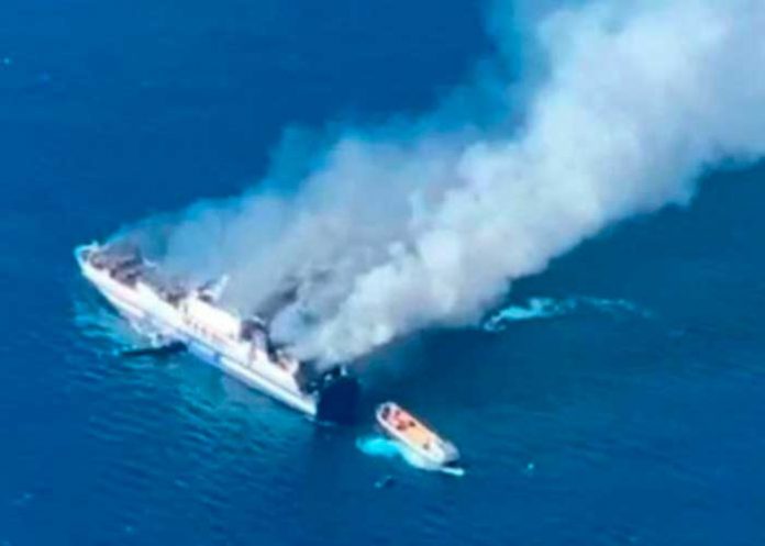 En medio del mar arde en llama ferry con 300 personas abordo en Suecia