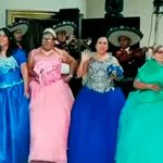 Al son de mariachis catorce abuelitas celebran su fiesta de XV años Al son de mariachis catorce abuelitas celebran su fiesta de XV años