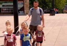 ¡Como perros! Hombre pasea a sus hijos con correa y desata críticas ¡Como perros! Hombre pasea a sus hijos con correa y desata críticas