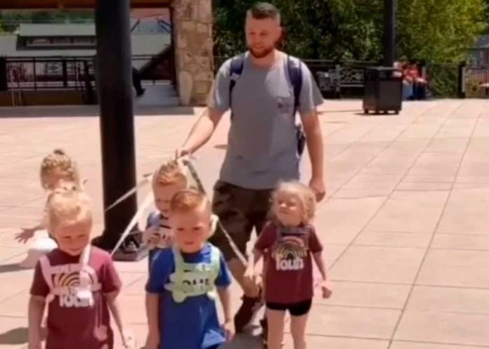 tendencias4 ¡Como perros! Hombre pasea a sus hijos con correa y desata críticas