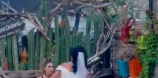 ¡Por atrevida! Le zampan pastelazo por meterse en la boda de su "comadre"
