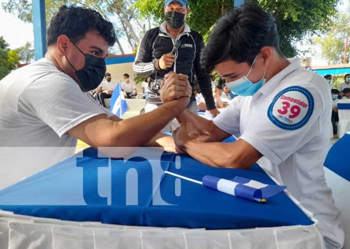 Fomentan el deporte con la tercia en un colegio de Managua
