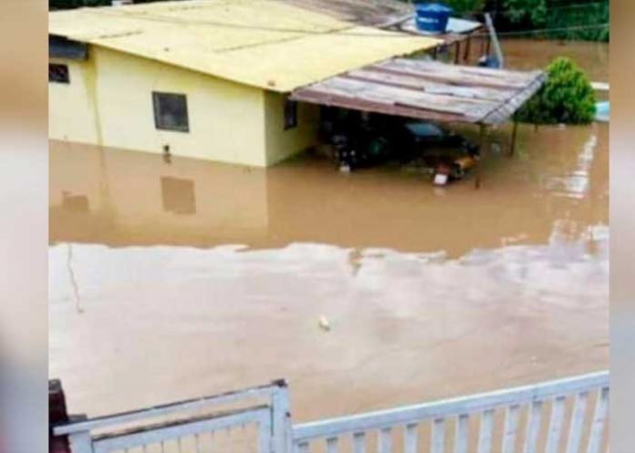 Desbordamiento del río Uairén en Venezuela deja a familias damnificadas