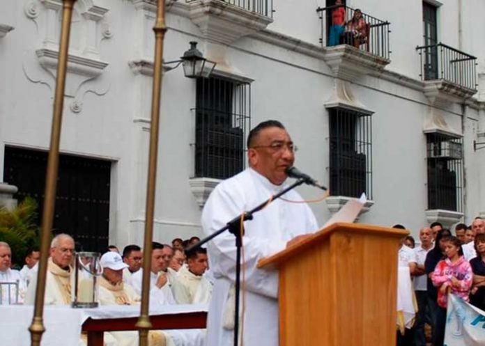 Meten tras los barrotes a sacerdote de Venezuela por violar a una menor