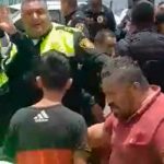 Pelea campal entre policías de tránsito y motociclistas en México (Video) Pelea campal entre policías de tránsito y motociclistas en México (Video)