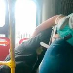Hasta «por debajo de la lengua» se dieron dos mujeres por silla en el bus Hasta "por debajo de la lengua" se dieron dos mujeres por silla en el bus