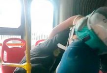 Hasta «por debajo de la lengua» se dieron dos mujeres por silla en el bus Hasta "por debajo de la lengua" se dieron dos mujeres por silla en el bus