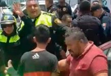 Pelea campal entre policías de tránsito y motociclistas en México (Video) Pelea campal entre policías de tránsito y motociclistas en México (Video)