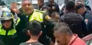 Pelea campal entre policías de tránsito y motociclistas en México (Video)