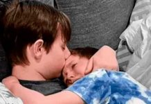 ¡Enternecedora imagen! Niño consolando a su hermano con cáncer terminal ¡Enternecedora imagen! Niño consolando a su hermano con cáncer terminal