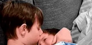 ¡Enternecedora imagen! Niño consolando a su hermano con cáncer terminal