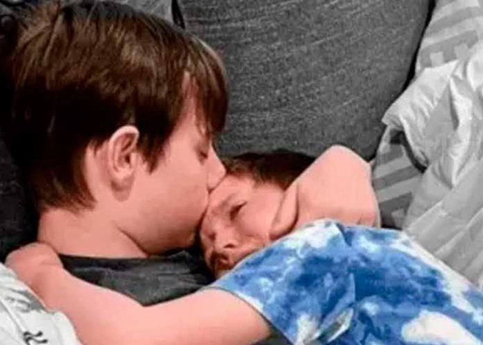 ¡Enternecedora imagen! Niño consolando a su hermano con cáncer terminal