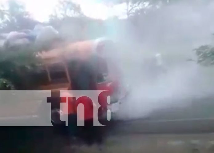 Pasajeros logran salir ilesos de bus que empezaba a incendiarse