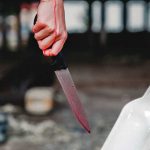 Imagen de un hombre sujetando un cuchillo